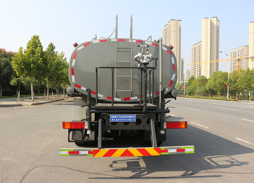 18.3方天龙后双桥龙擎350马力洒水车