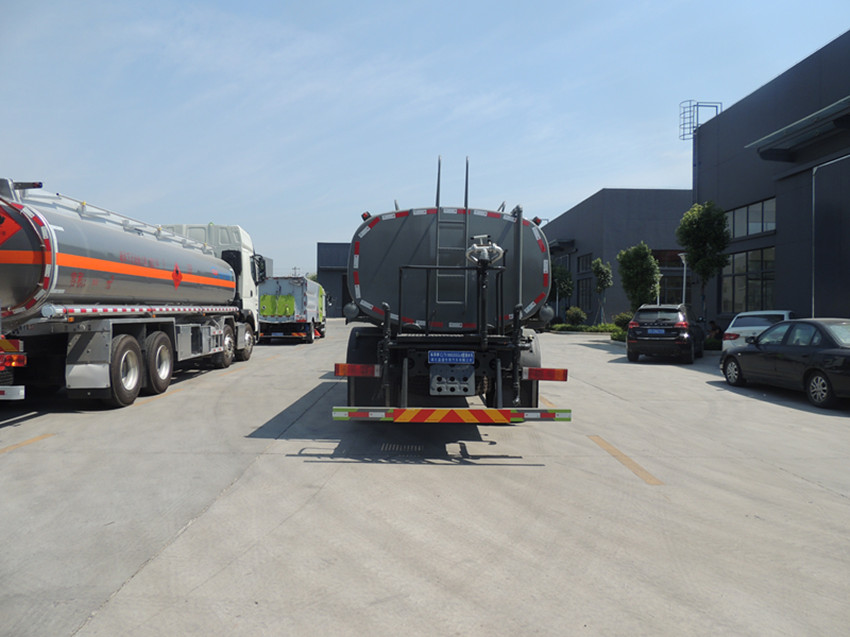 东风华神 12 方洒水车