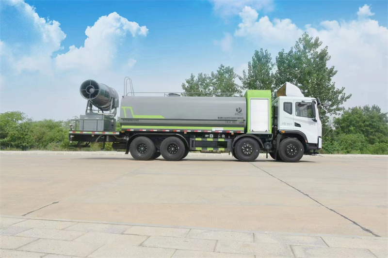 东风前四后八轮大型雾炮车
